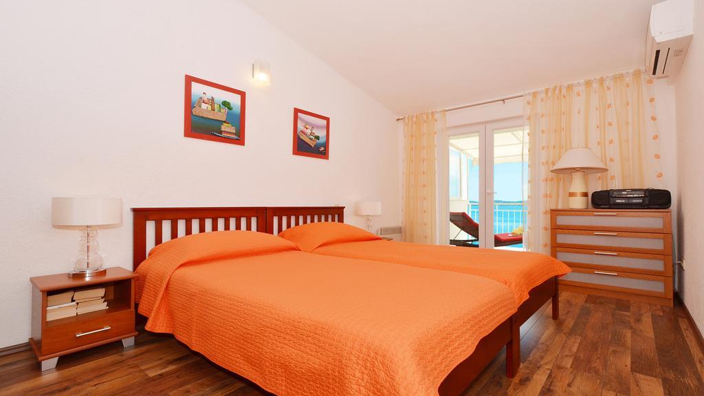 Gem Of The Sea Luxury Beach Apartment With Brand New Heating Infinity Pool Trogir Dış mekan fotoğraf