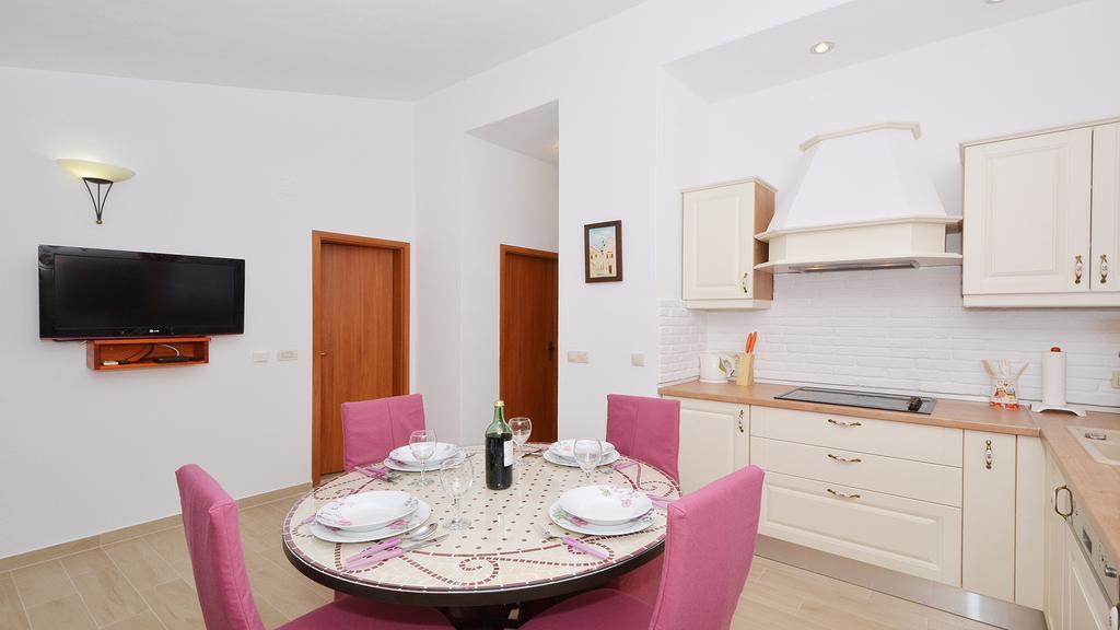 Gem Of The Sea Luxury Beach Apartment With Brand New Heating Infinity Pool Trogir Dış mekan fotoğraf