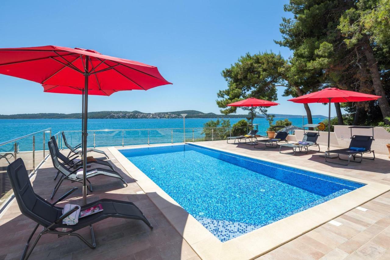 Gem Of The Sea Luxury Beach Apartment With Brand New Heating Infinity Pool Trogir Dış mekan fotoğraf