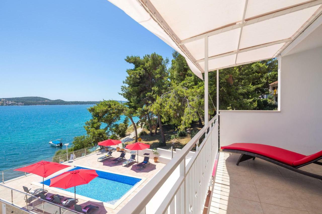 Gem Of The Sea Luxury Beach Apartment With Brand New Heating Infinity Pool Trogir Dış mekan fotoğraf