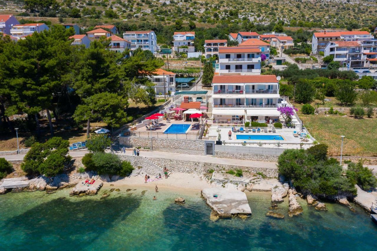 Gem Of The Sea Luxury Beach Apartment With Brand New Heating Infinity Pool Trogir Dış mekan fotoğraf