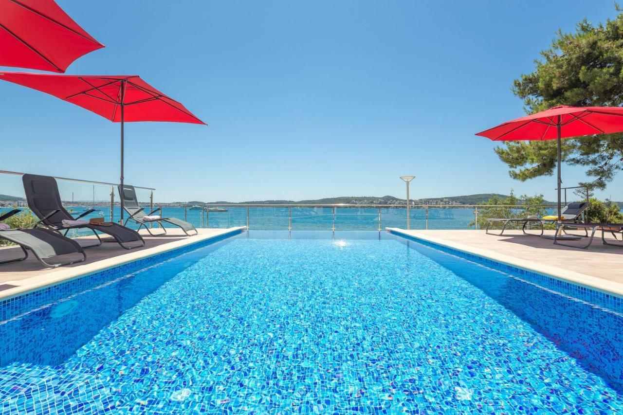 Gem Of The Sea Luxury Beach Apartment With Brand New Heating Infinity Pool Trogir Dış mekan fotoğraf