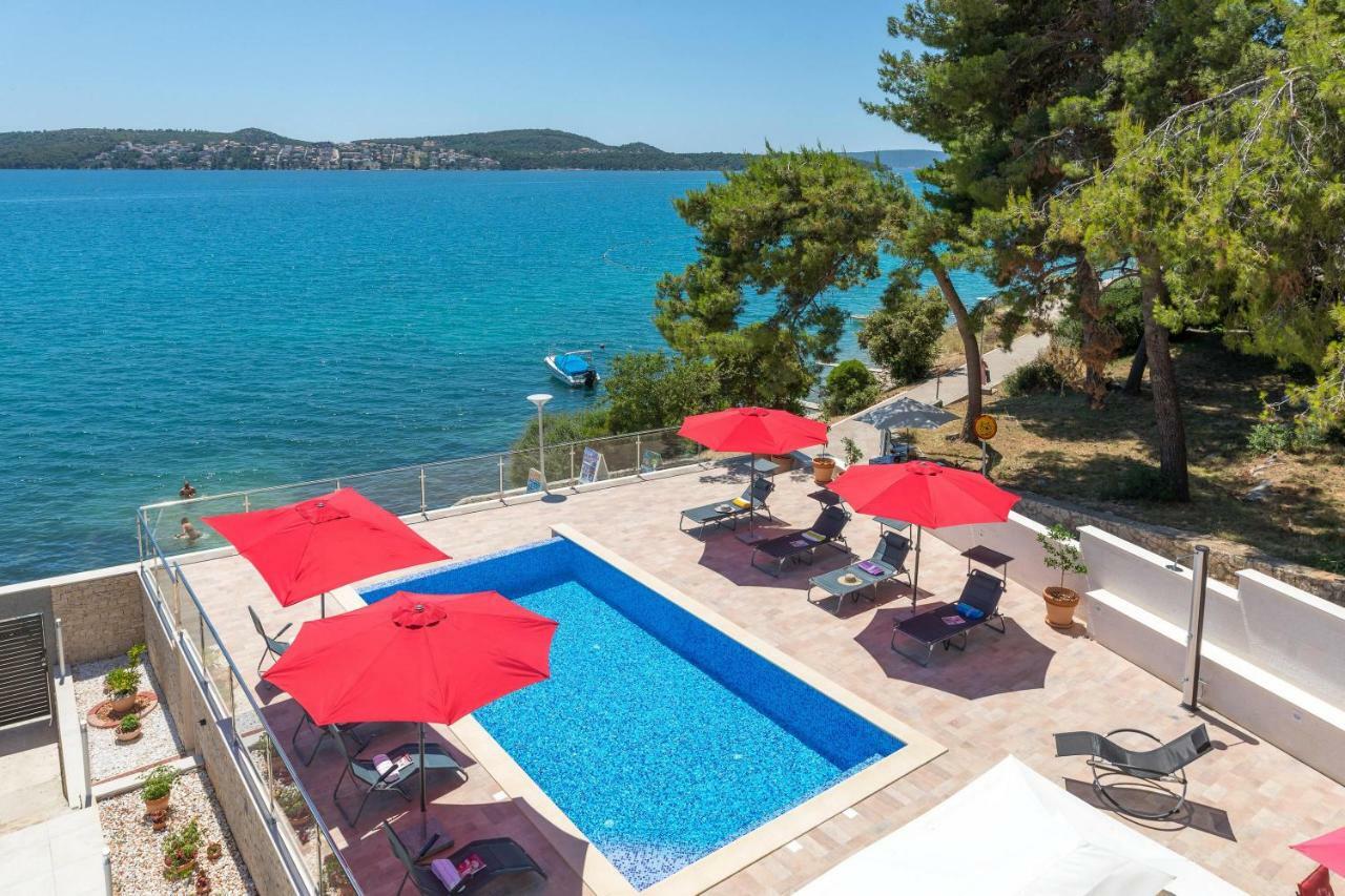 Gem Of The Sea Luxury Beach Apartment With Brand New Heating Infinity Pool Trogir Dış mekan fotoğraf
