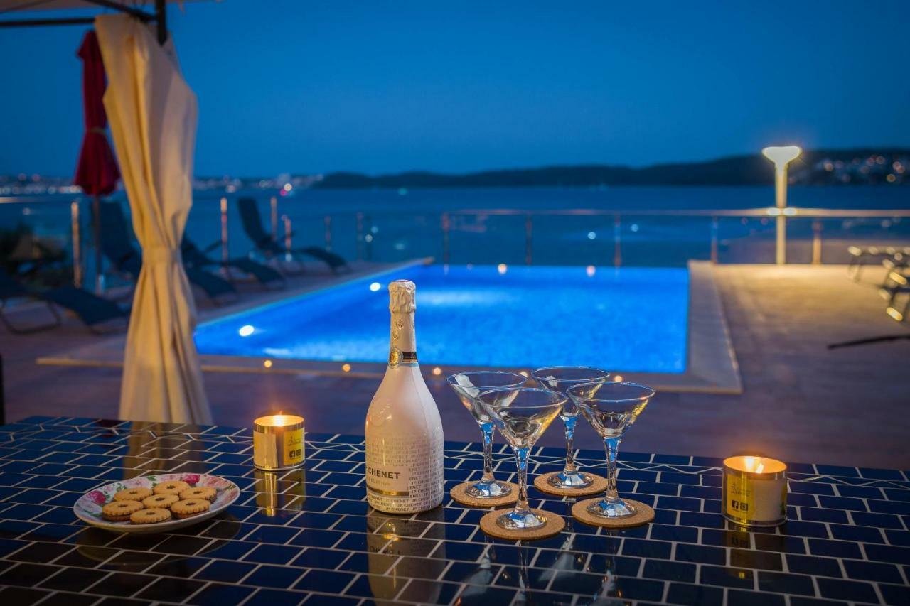Gem Of The Sea Luxury Beach Apartment With Brand New Heating Infinity Pool Trogir Dış mekan fotoğraf