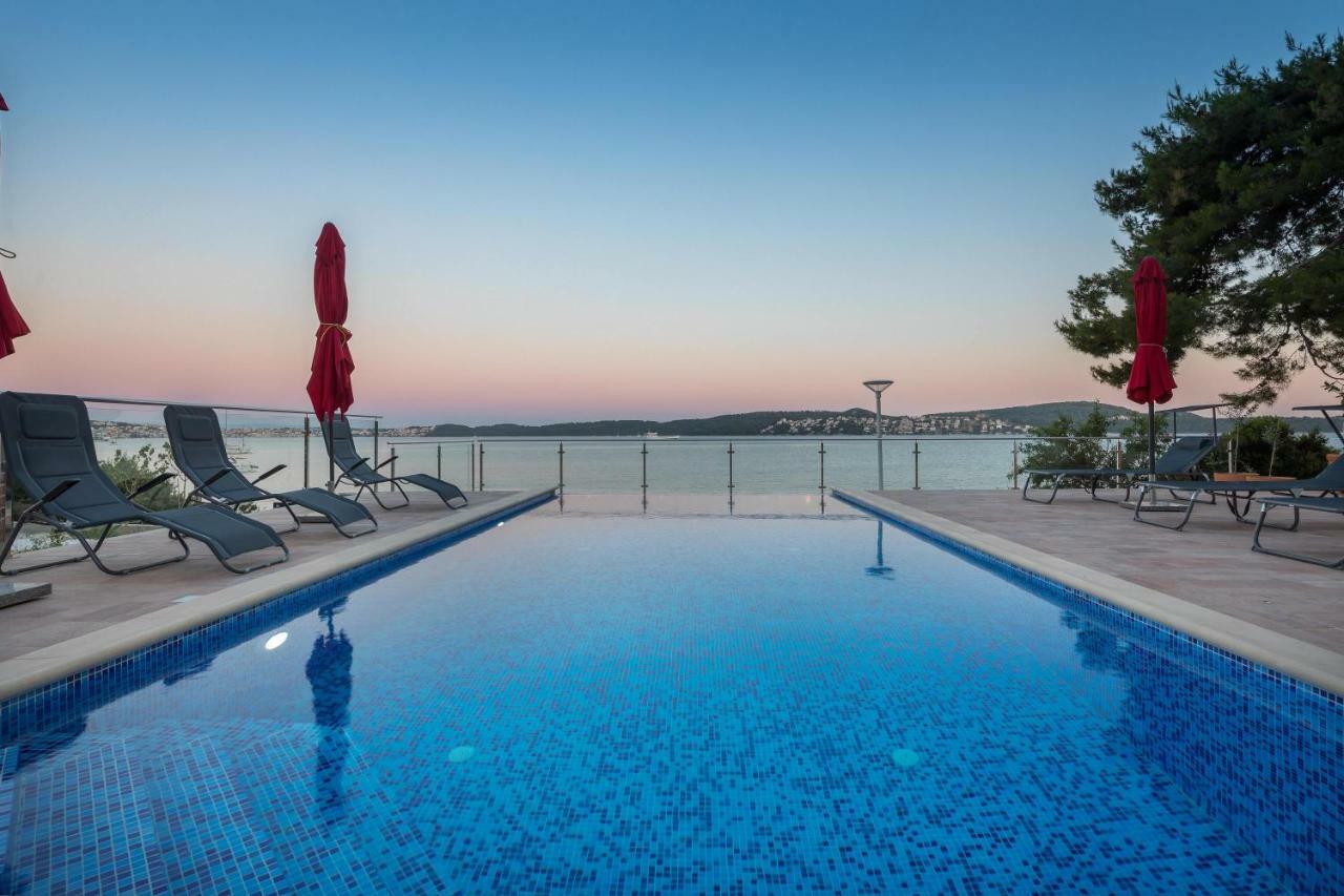 Gem Of The Sea Luxury Beach Apartment With Brand New Heating Infinity Pool Trogir Dış mekan fotoğraf