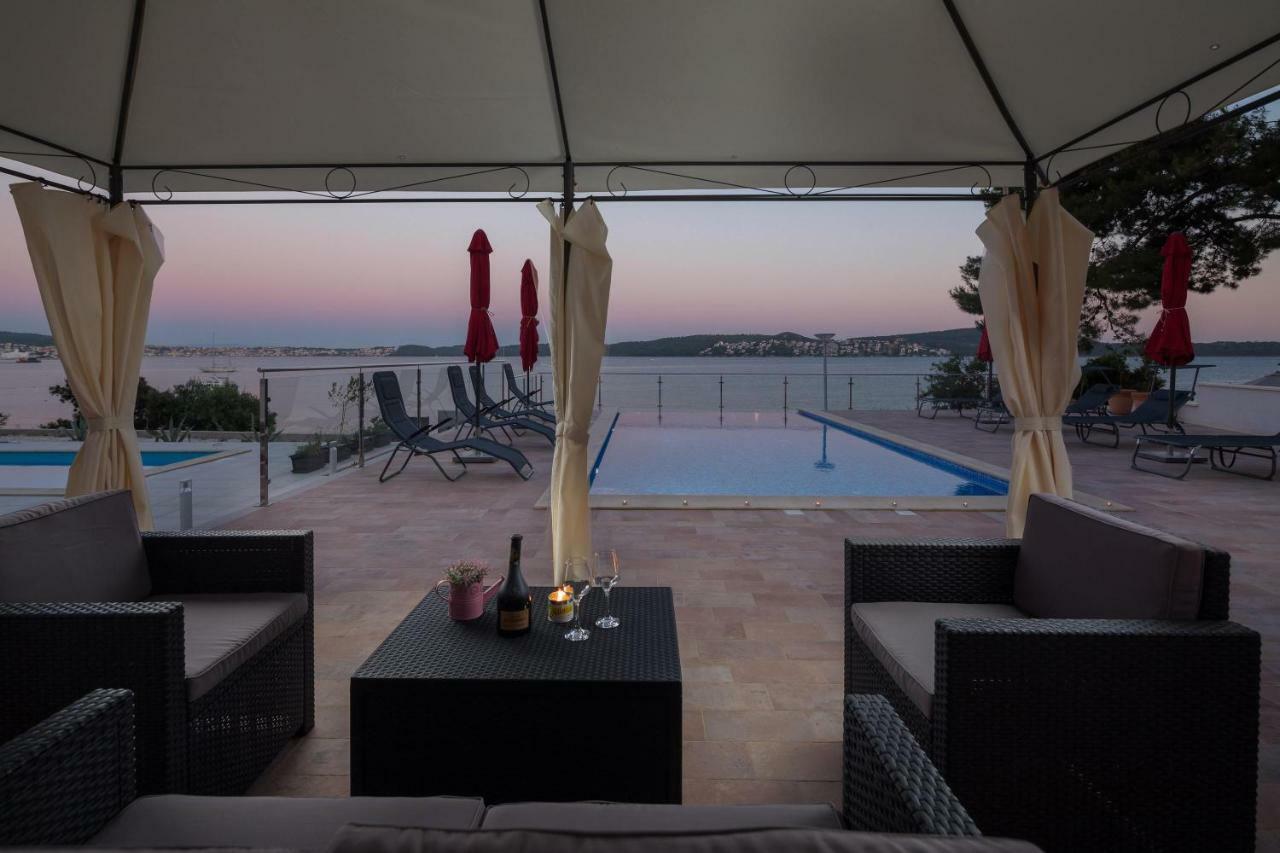 Gem Of The Sea Luxury Beach Apartment With Brand New Heating Infinity Pool Trogir Dış mekan fotoğraf