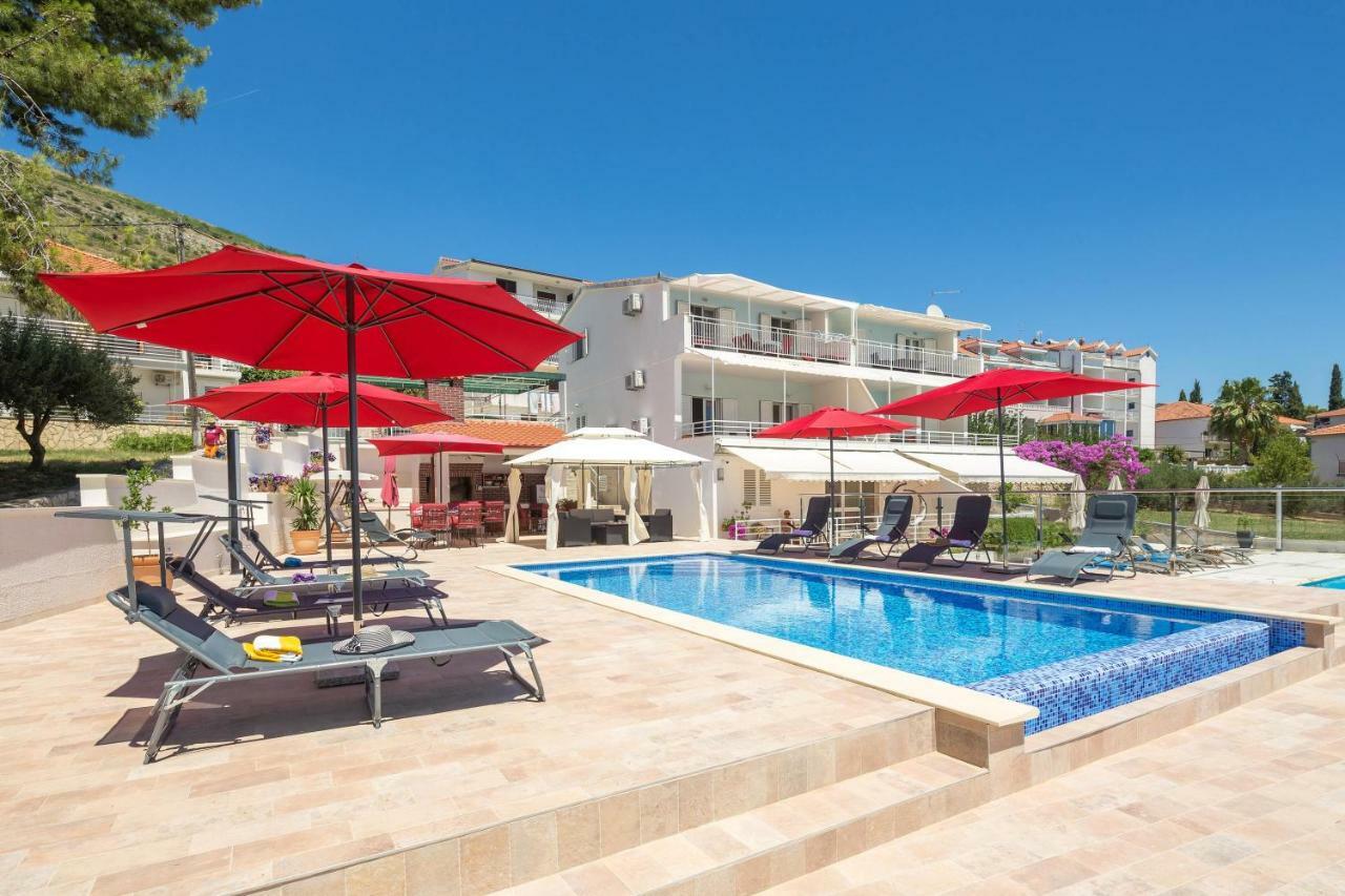 Gem Of The Sea Luxury Beach Apartment With Brand New Heating Infinity Pool Trogir Dış mekan fotoğraf